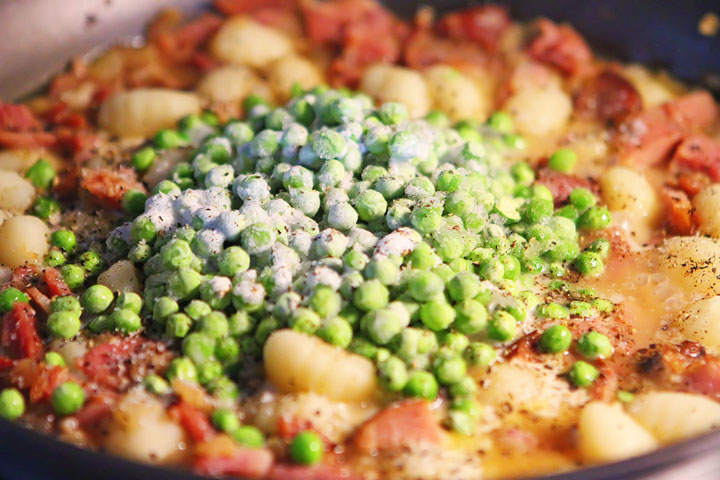 LOVE this Ham & Cheese Gnocchi!! It's kinda like a dreamy baked mac and cheese, but way more grown up and a MILLION times more decadent. Plus it all cooks in one skillet and can be made in 15 mins or less. AMAZING delicious easy dinner!!