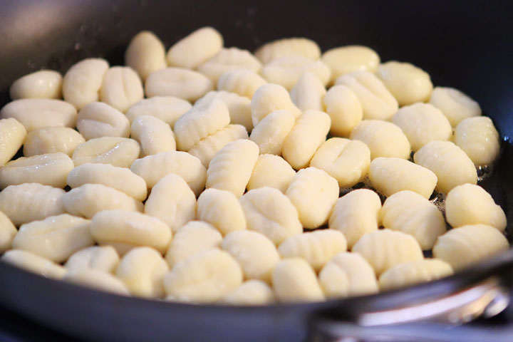 Creamy Pesto Gnocchi with Bacon & Parmesan. This creamy pesto alfredo sauce is incredible!!