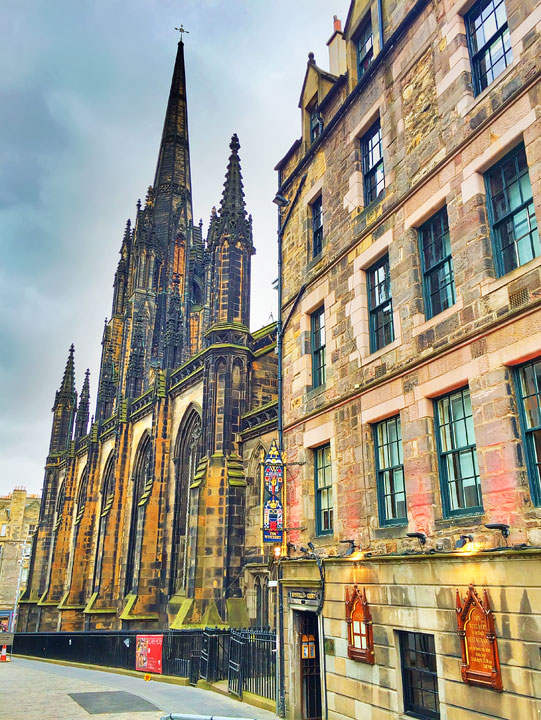 The Royal Mile, Edinburgh + Tips for Traveling to Scotland. www.kevinandamanda.com