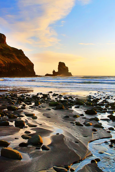 Talisker Bay, Isle of Skye. Tips for Traveling to Scotland -- What to Do, See, & Eat. www.kevinandamanda.com