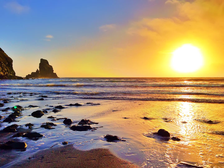 Talisker Bay, Isle of Skye. Tips for Traveling to Scotland -- What to Do, See, & Eat. www.kevinandamanda.com