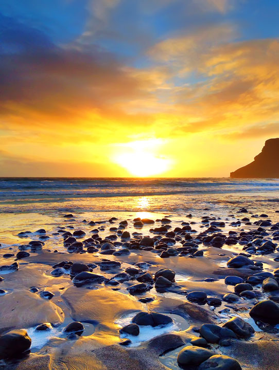 Talisker Bay, Isle of Skye. Tips for Traveling to Scotland -- What to Do, See, & Eat. www.kevinandamanda.com