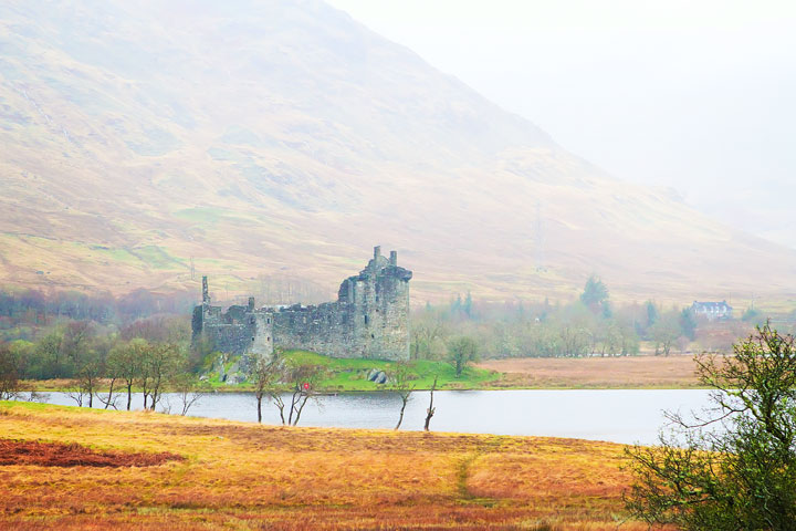 Kilchurn Castle. Tips for Traveling to Scotland. What to Do, See, & Eat. www.kevinandamanda.com