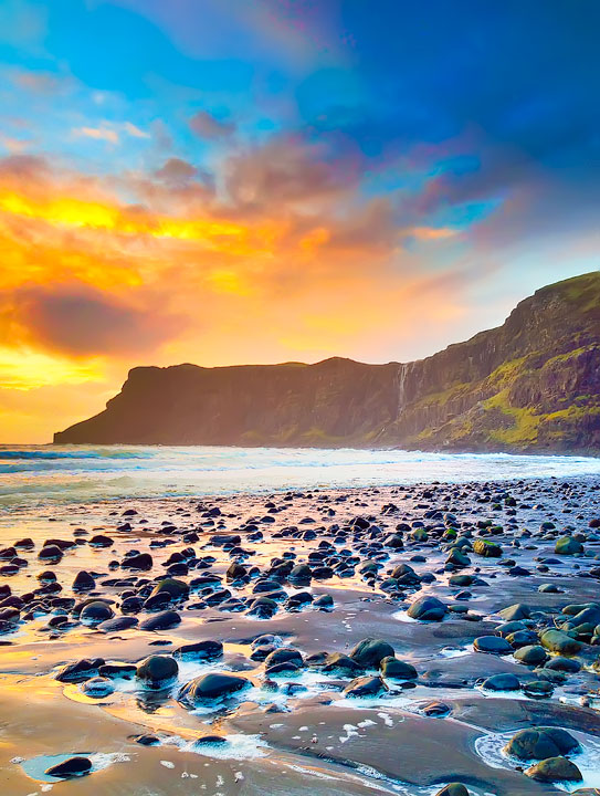 Sunset at Talisker Bay, Isle of Skye. Tips for Traveling to Scotland -- What to Do, See, & Eat. www.kevinandamanda.com