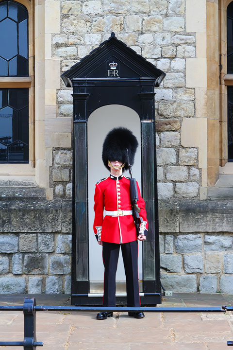 Guarding the Crown Jewels, London. Tips for Planning a London Vacation. www.kevinandamanda.com. #travel #london #england