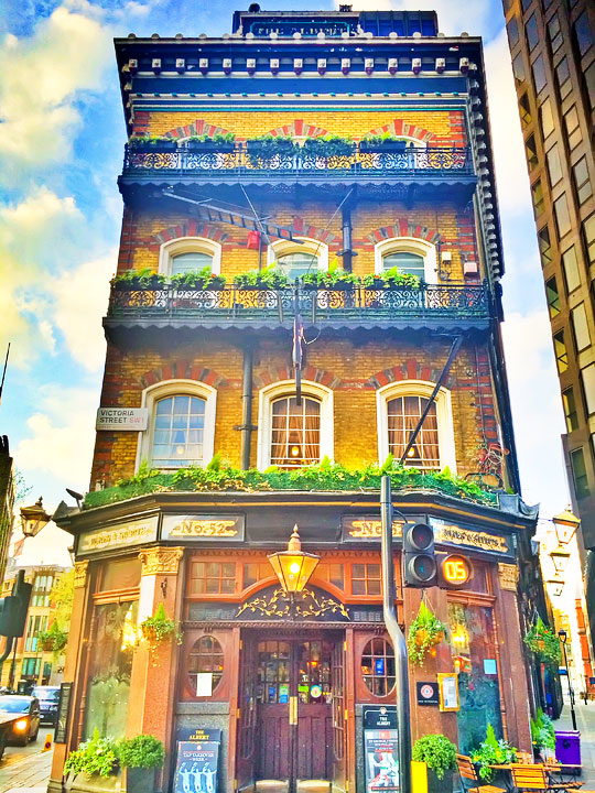 Gorgeous building hidden in London. Tips for Planning a London Vacation. www.kevinandamanda.com. #travel #london #england