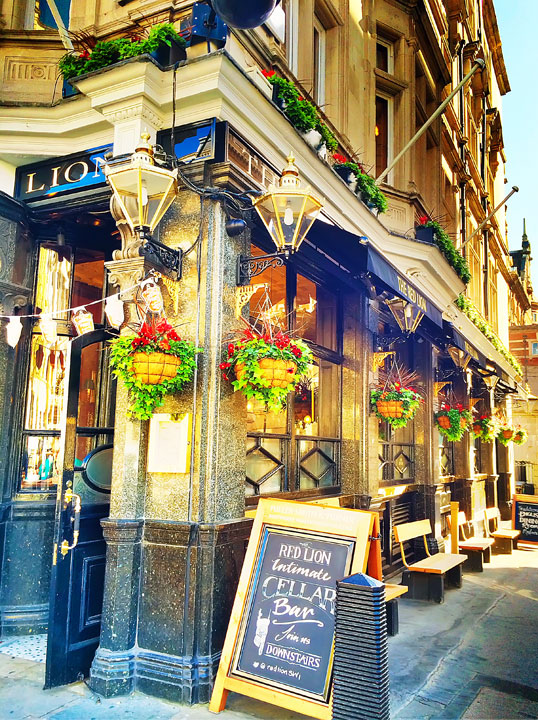 Typical London Pub. Tips for Planning a London Vacation. www.kevinandamanda.com. #travel #london #england