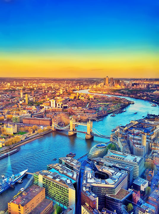 Incredible sunset views over London. This is where to get the BEST sunset views in London! www.kevinandamanda.com #travel #london #england #sunset 