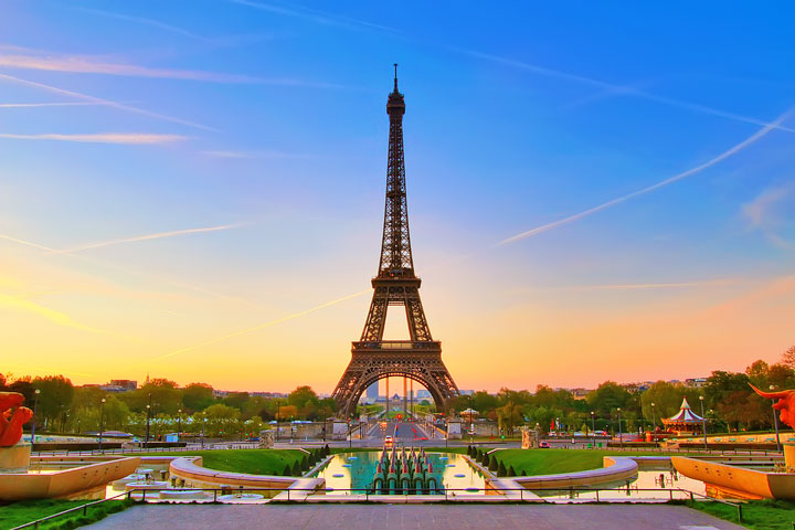 Eiffel Tower Sunset, Paris, France. www.kevinandamanda.com #travel #paris #france #photography