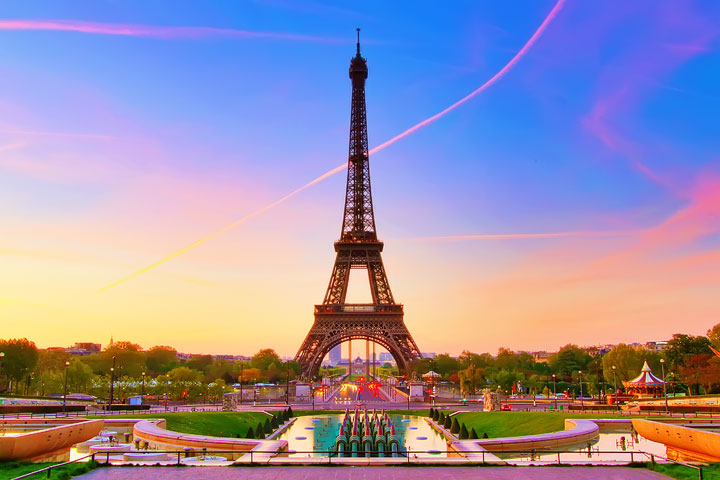 Eiffel Tower Sunset, Paris, France. www.kevinandamanda.com #travel #paris #france #photography