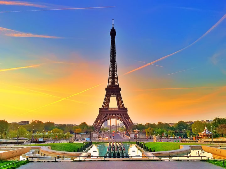 Eiffel Tower Sunset, Paris, France. www.kevinandamanda.com #travel #paris #france #photography