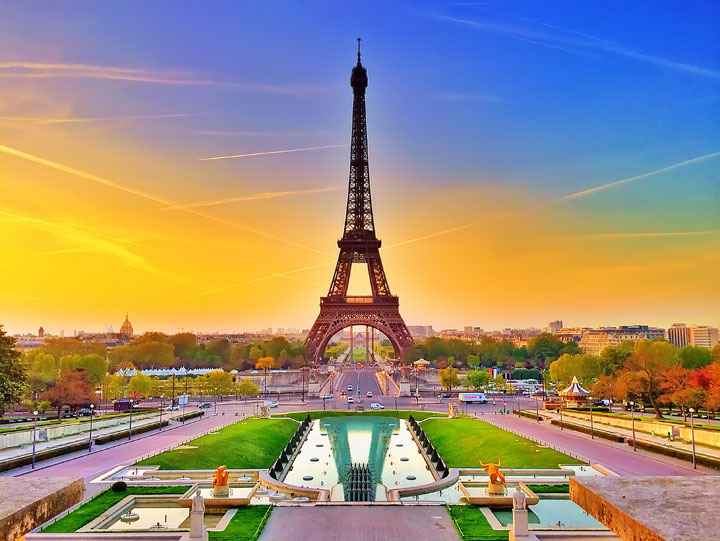 Eiffel Tower Sunset, Paris, France. www.kevinandamanda.com #travel #paris #france #photography