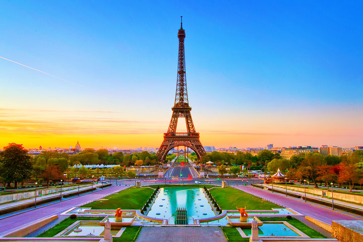 Eiffel Tower Sunset, Paris, France. www.kevinandamanda.com #travel #paris #france #photography