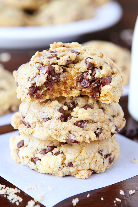 Cake Mix Oatmeal Cookies! Only 5-Ingredients. Sooooooo good!! #recipe #cookies #food