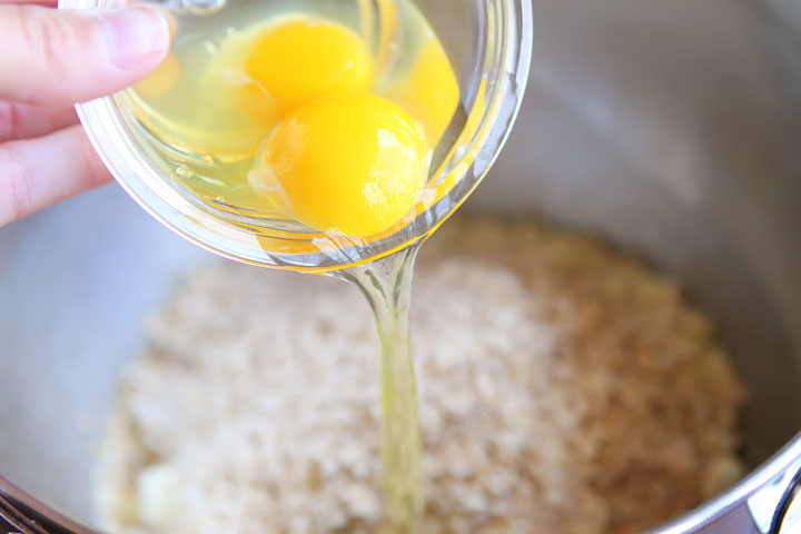 Cake Mix Oatmeal Cookies! Only 5-Ingredients. Sooooooo good!! #recipe #cookies #food