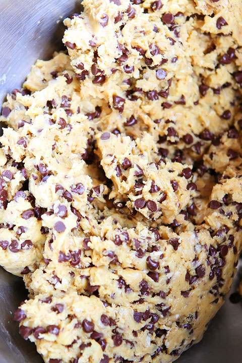 Cake Mix Oatmeal Cookies! Only 5-Ingredients. Sooooooo good!! #recipe #cookies #food