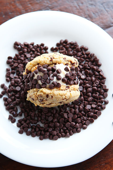 Cake Mix Oatmeal Cookies! Only 5-Ingredients. Sooooooo good!! #recipe #cookies #food