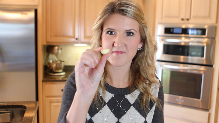 A super fast way to peel a lot of garlic at once! Wish I'd learned this a lot sooner! #lifehack #hack #lpt