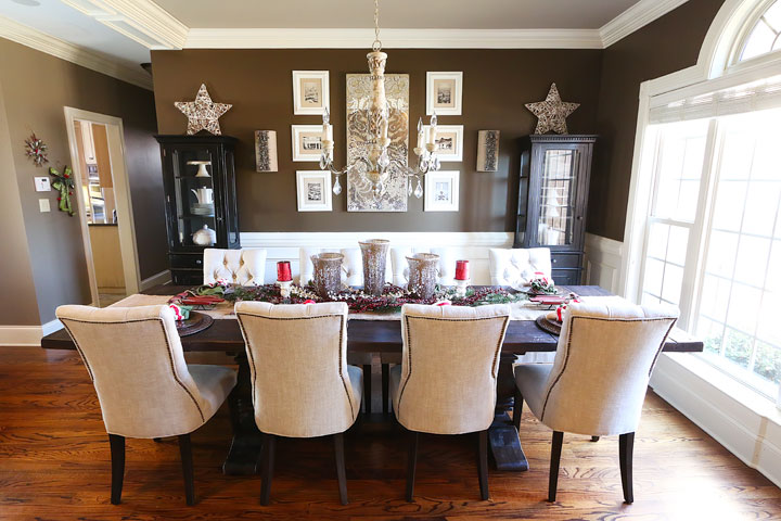 Dying over this gorgeous southern home decorated for the holidays!! So many great ideas and inspiration for Christmas entertaining. 