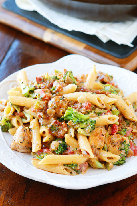 This is like an ultra creamy, cheesy broccoli soup with bacon, chicken, and pasta!! Seriously what on earth could be better? Cheesy. Bacon. Pasta. Need I say more??