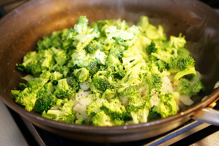 This is like an ultra creamy, cheesy broccoli soup with bacon, chicken, and pasta!! Seriously what on earth could be better? Cheesy. Bacon. Pasta. Need I say more??