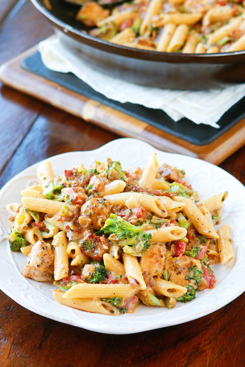 This is like an ultra creamy, cheesy broccoli soup with bacon, chicken, and pasta!! Seriously what on earth could be better? Cheesy. Bacon. Pasta. Need I say more??