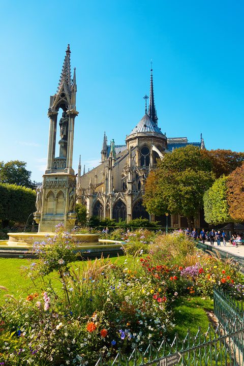 Explore the best neighborhoods in Paris and see all the iconic landmarks with these FREE Paris Walking Tours Maps!