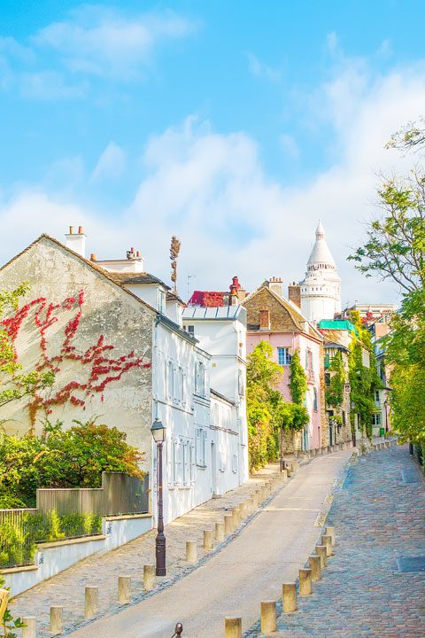 Explore the best neighborhoods in Paris and see all the iconic landmarks with these FREE Paris Walking Tours Maps!