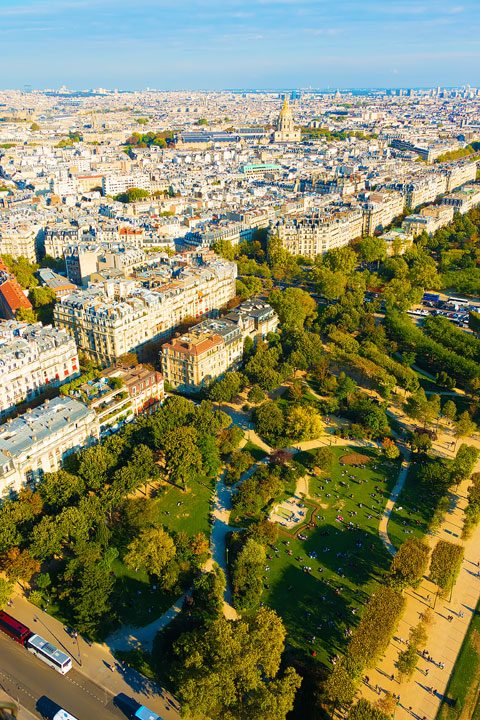 Explore the best neighborhoods in Paris and see all the iconic landmarks with these FREE Paris Walking Tours Maps!