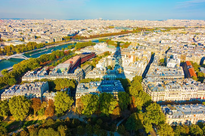 Explore the best neighborhoods in Paris and see all the iconic landmarks with these FREE Paris Walking Tours Maps!