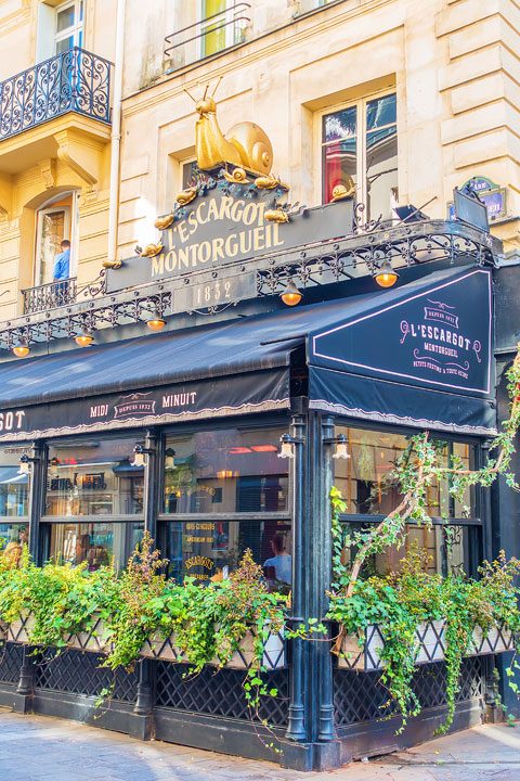 Explore the best neighborhoods in Paris and see all the iconic landmarks with these FREE Paris Walking Tours Maps!