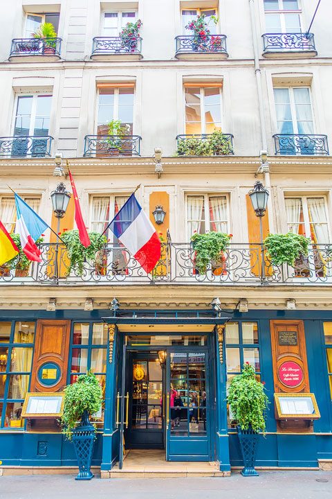 Explore the best neighborhoods in Paris and see all the iconic landmarks with these FREE Paris Walking Tours Maps!