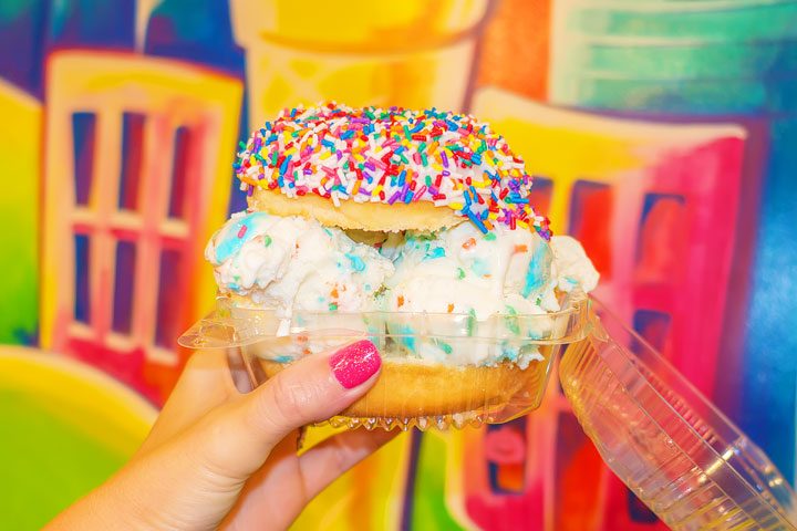 10 Fun Things You HAVE to Eat in NYC!!!