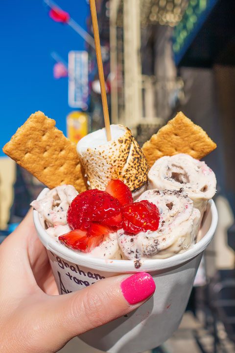 10 Fun Things You HAVE to Eat in NYC!!!