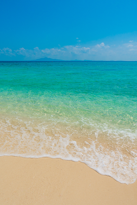 First time in Phuket? Here is the best of everything! Best things to do in Phuket + Best Day Trips from Phuket. Must see Phi Phi Islands, Phang Nga Bay, and the James Bond Island!