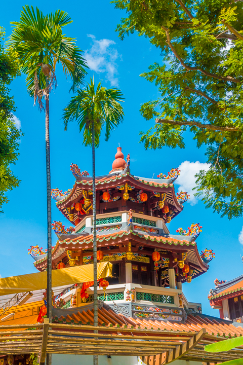 Visiting Singapore is like time-traveling to the future. Here's a list of all the things you HAVE to see in this ultra modern city -- only in Singapore!