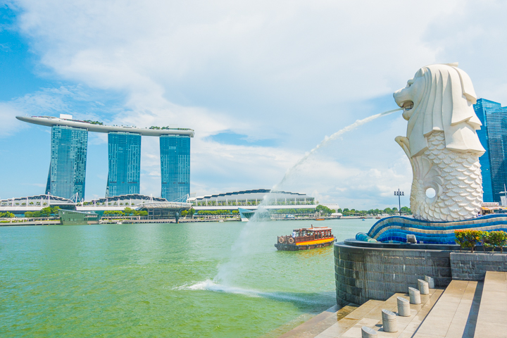 Visiting Singapore is like time-traveling to the future. Here's a list of all the things you HAVE to see in this ultra modern city -- only in Singapore!