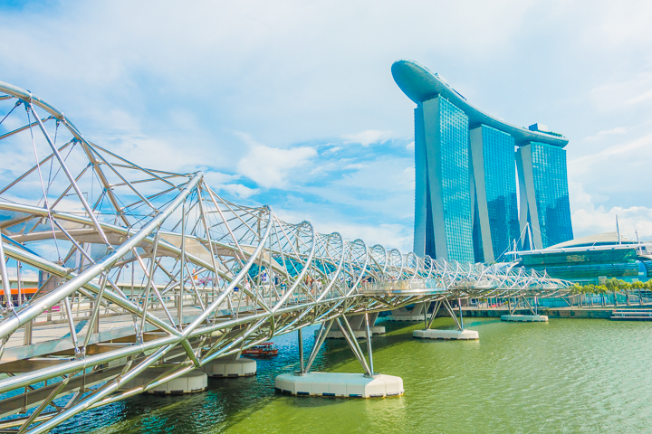 Visiting Singapore is like time-traveling to the future. Here's a list of all the things you HAVE to see in this ultra modern city -- only in Singapore!