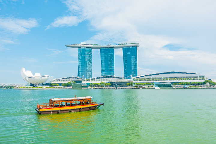 Visiting Singapore is like time-traveling to the future. Here's a list of all the things you HAVE to see in this ultra modern city -- only in Singapore!