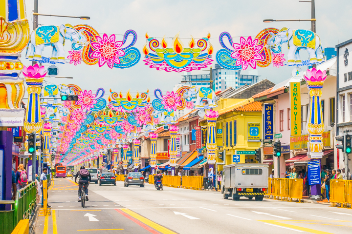 Visiting Singapore is like time-traveling to the future. Here's a list of all the things you HAVE to see in this ultra modern city -- only in Singapore!