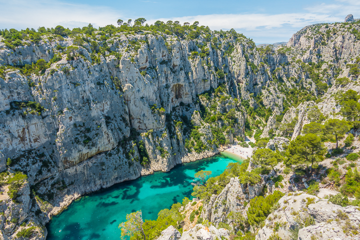 Discover these 4 amazingly beautiful seaside towns off the beaten path that should totally be on your French Riviera bucket list!!