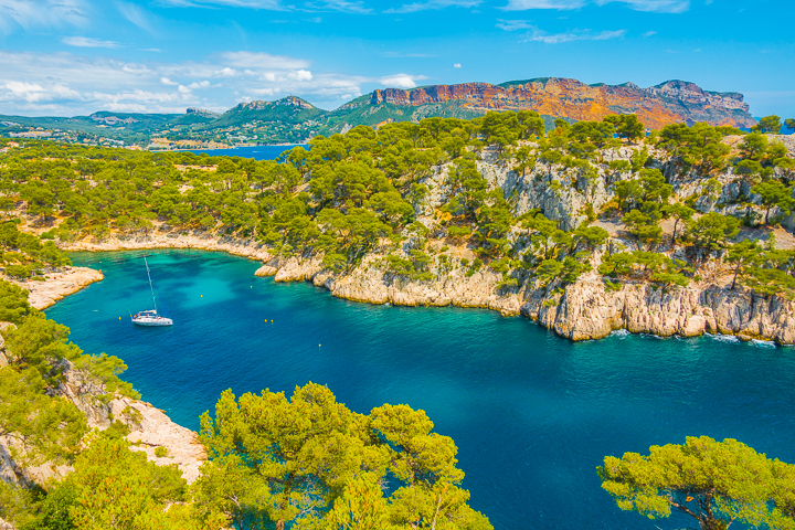 Discover these 4 amazingly beautiful seaside towns off the beaten path that should totally be on your French Riviera bucket list!!