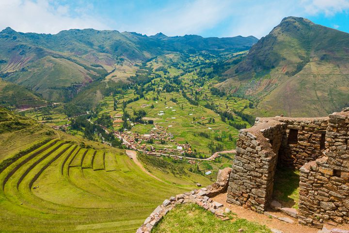 What you shouldn't miss in the Sacred Valley: Pisac, Ollantaytambo, Maras, and Moray. You can do this itinerary in 2 days as day trips from Cusco, or you can stay in the Sacred Valley itself.