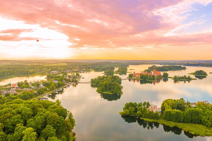 The most romantic day trip you can take from Vilnius!! A sunset hot air balloon ride over a fairytale castle in the gorgeous countryside of Trakai, Lithuania.