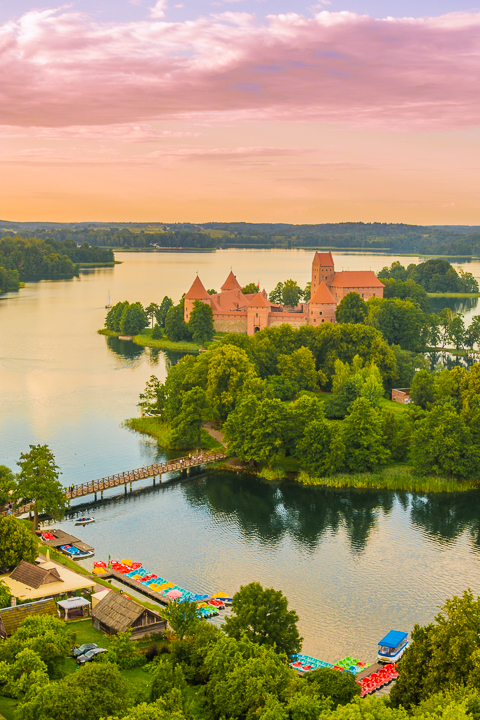 The most romantic day trip you can take from Vilnius!! A sunset hot air balloon ride over a fairytale castle in the gorgeous countryside of Trakai, Lithuania. 