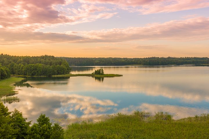 The most romantic day trip you can take from Vilnius!! A sunset hot air balloon ride over a fairytale castle in the gorgeous countryside of Trakai, Lithuania.