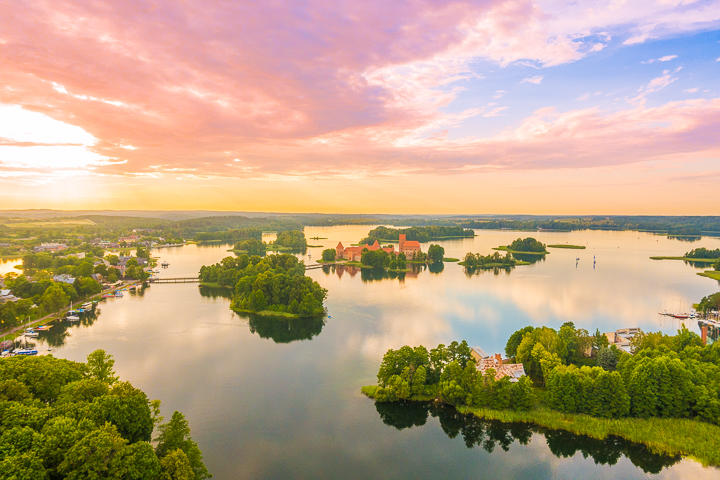 The most romantic day trip you can take from Vilnius!! A sunset hot air balloon ride over a fairytale castle in the gorgeous countryside of Trakai, Lithuania. 