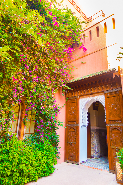 Where to stay in Marrakesh. Should you stay in the medina or outside? Here's a guide to the best area to stay in Marrakesh, Morocco. If you want to feel like a member of the royal family, you can stay in the hotel that King of Morocco built!! The Royal Mansour, Marrakesh, Morocco