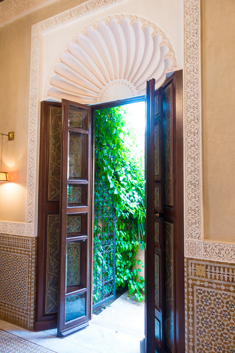 Where to stay in Marrakesh. Should you stay in the medina or outside? Here's a guide to the best area to stay in Marrakesh, Morocco. If you want to feel like a member of the royal family, you can stay in the hotel that King of Morocco built!! The Royal Mansour, Marrakesh, Morocco